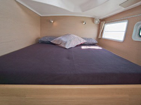Lagoon 380 image