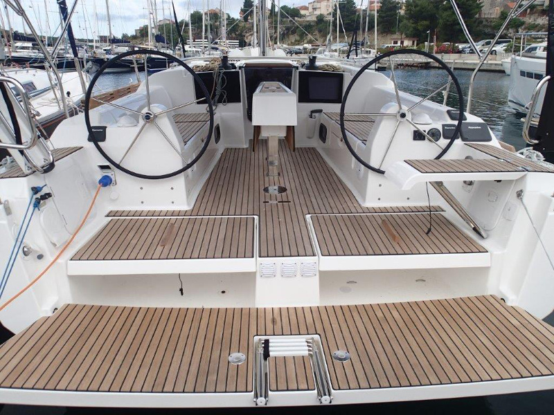 Dufour 382 image