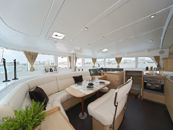 Lagoon 440 image