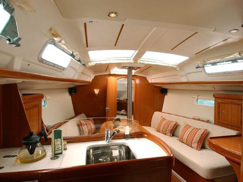 Oceanis 323 image
